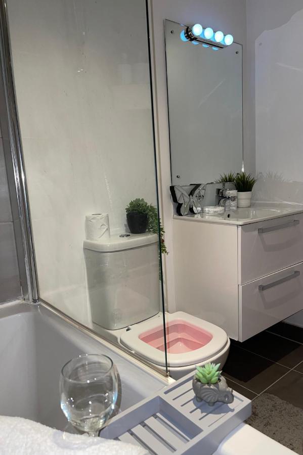 Modern Spacious 1 Bed Flat In Birmingham City Centre With Free Parking, Fast Free Wifi And Netflix Kültér fotó